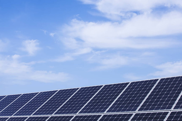 Photovoltaische Sonnenkollektoren und Solaranlagen zur Stromerzeugung - Foto, Bild