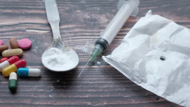 Strzykawka i gotowana heroina na łyżce, widok z góry - Materiał filmowy, wideo