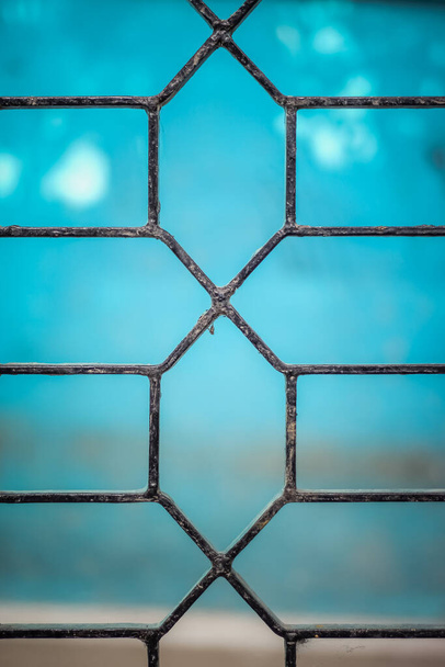Zaprojektowana żelazna brama pręta na niebieskim tle obrazu - Zdjęcie, obraz