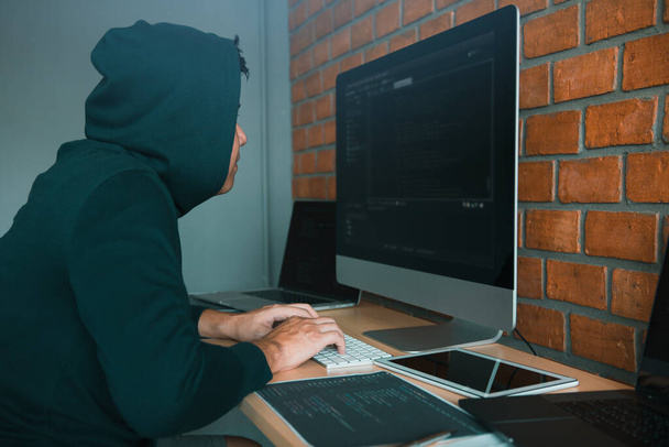 Hacker dans le capot de travail avec l'ordinateur avec piratage rupture dans les serveurs de données
. - Photo, image
