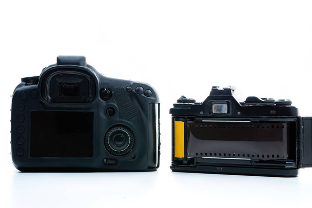 デジタルカメラとアナログカメラの白い背景の背面図. - 写真・画像