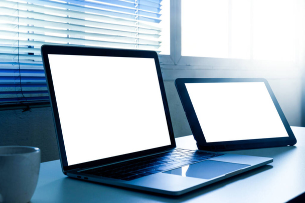Üres képernyős laptop és tabletta számítógép az asztalon - Fotó, kép