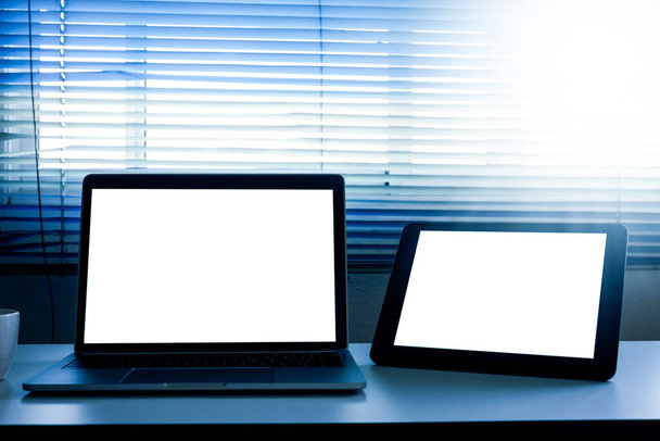 Computer portatile e tablet con schermo vuoto sul tavolo
 - Foto, immagini