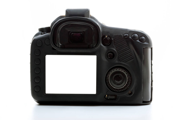 Rückansicht einer schwarzen Digitalkamera auf weißem Hintergrund. - Foto, Bild