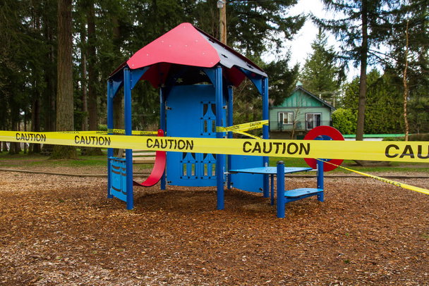 Una casa de juegos para niños cautela grabada en un patio de recreo
 - Foto, Imagen