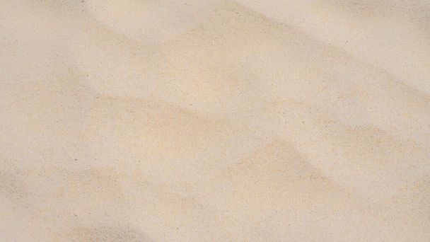 背景と質感、背景として夏の太陽の下でのビーチの砂のテクスチャの近くのuo. - 写真・画像