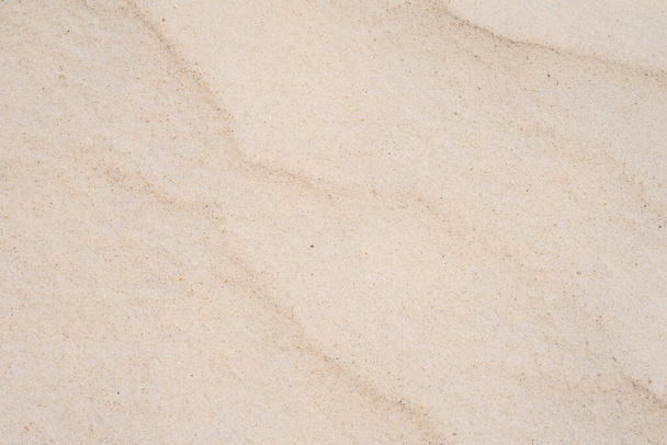 Achtergrond en textuur, Close-uo van strand zand textuur in de zomer zon als achtergrond. - Foto, afbeelding
