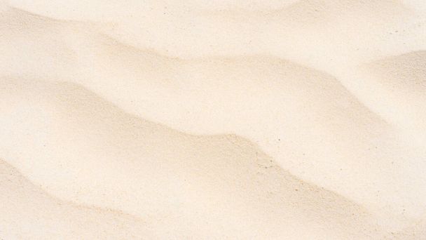 Λεπτή άμμος παραλίας στον καλοκαιρινό ήλιο ως φόντο - Φωτογραφία, εικόνα