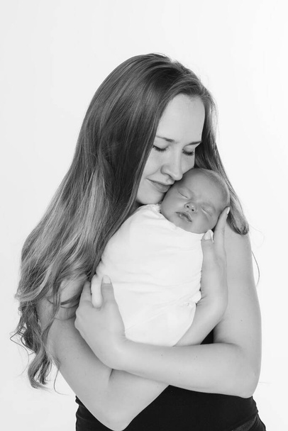 the concept of a healthy lifestyle, the protection of children, shopping - baby in the arms of the mother. Woman holding a child. Isolated on white background. Copy space. extract from the hospital - Foto, Bild