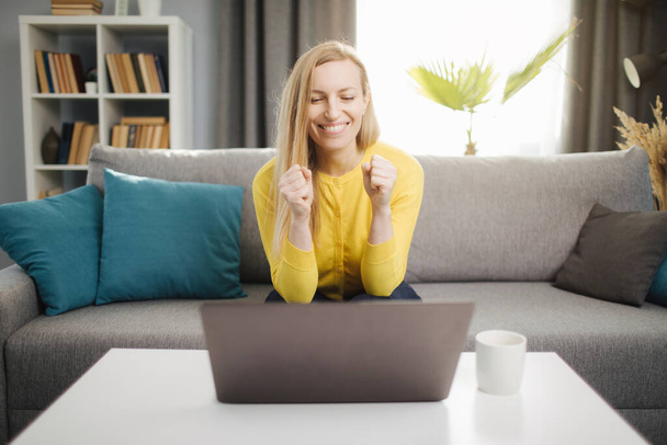 Femme mûre se sentant heureuse tout en travaillant sur ordinateur portable
 - Photo, image