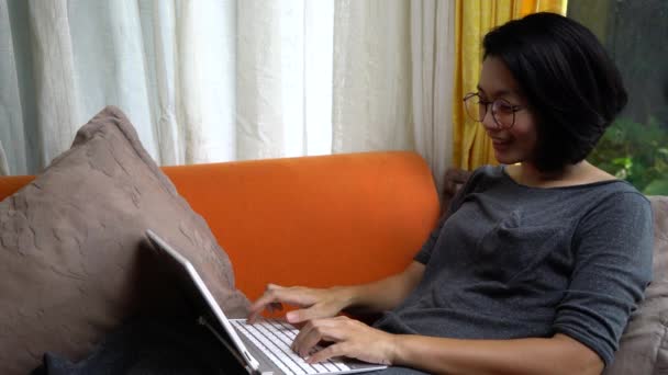 Szczęśliwa kobieta w domu na E-learningu. Koncepcja edukacji online - Materiał filmowy, wideo