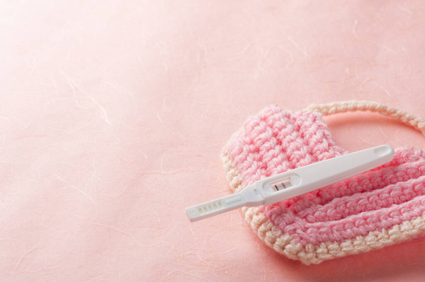close-up zwangerschapstest met positieve zwangerschap - Foto, afbeelding