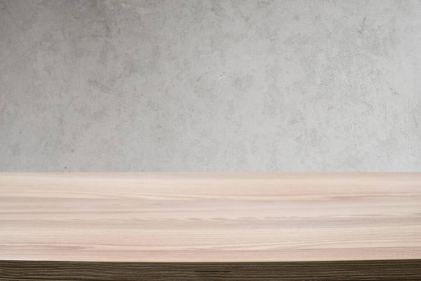 Leerer heller Holztisch gegen eine moderne Grunge-Betonwand. Viel Platz zum Kopieren - Foto, Bild