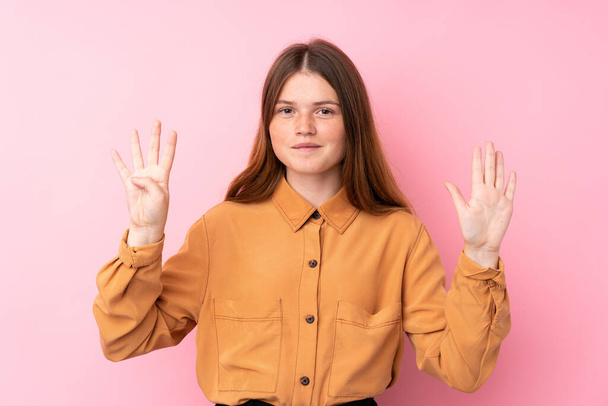 Ukraińska nastolatka dziewczyna na odizolowanym różowym tle licząc dziewięć z palcami - Zdjęcie, obraz