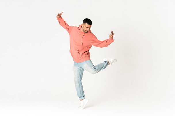 Man dancing street dance style over isolated white background - Foto, Bild