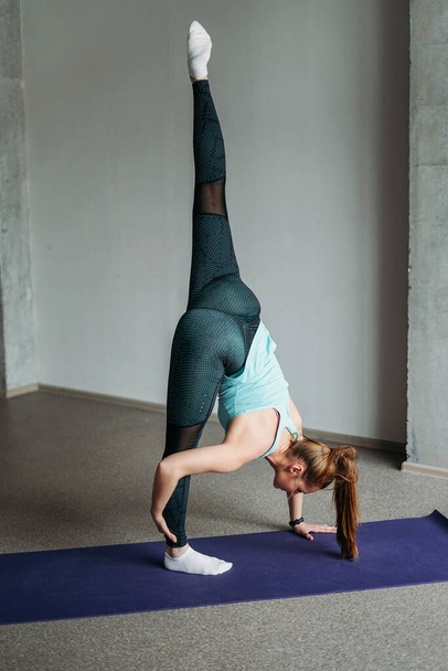 Attraktive fit junge Frau Sport tragen Fitness-Mädchen beim Stretching zu Hause Studio Workout-Klasse - Foto, Bild