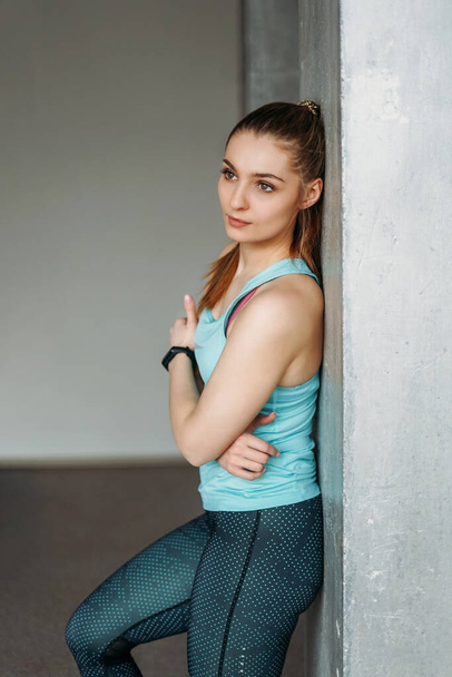 Vonzó illeszkedés mosolygós fiatal nő sport viselet fitness lány modell portré otthon loft stúdió edzés osztály - Fotó, kép