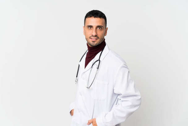 Молодий чоловік над ізольованим білим тлом з медичним халатом
 - Фото, зображення