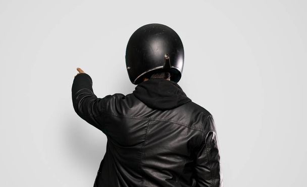 motociclista homem sobre isolado fundo cinza
 - Foto, Imagem