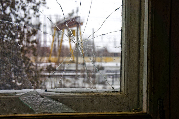 Rusya, Krasnodar Bölgesi. İşlerin yeniden dağıtılması nedeniyle, bina iyi bir sahibinden yoksun bırakıldı. Kötüleşti ve terk edildi.. - Fotoğraf, Görsel