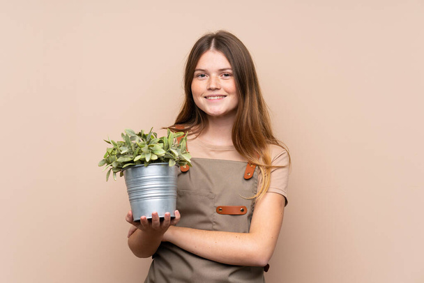 Ukrán tinédzser kertész lány gazdaság egy növény nevet - Fotó, kép