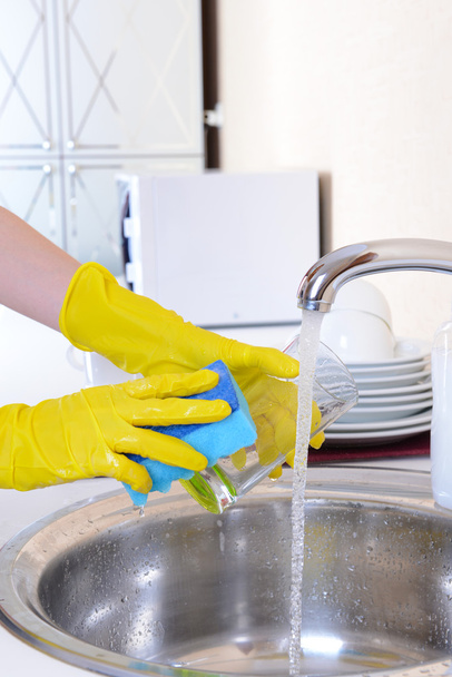 Close up hands of woman washing dishes in kitchen - Foto, Imagem