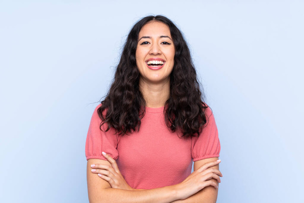 Mixed race woman wearing a sweater over isolated blue background laughing - Foto, immagini