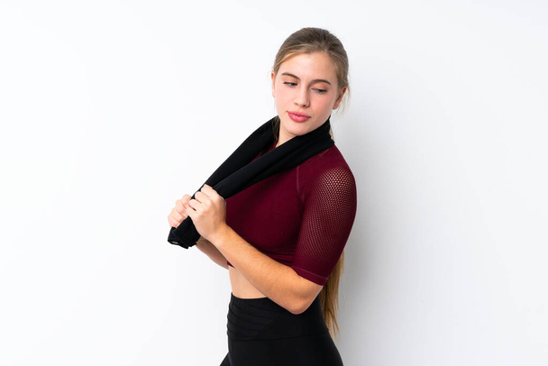 Sport tiener meisje over geïsoleerde witte achtergrond met sport handdoek - Foto, afbeelding