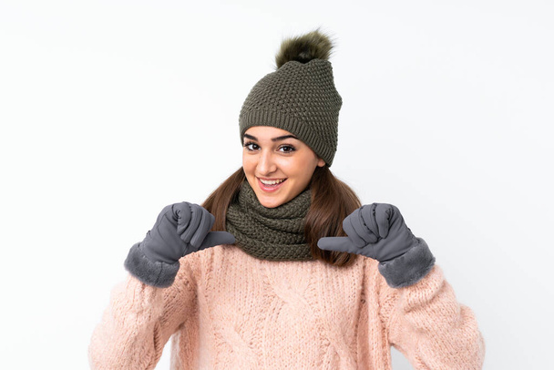 jong meisje met winter hoed over geïsoleerde witte achtergrond trots en zelfvoldaan - Foto, afbeelding