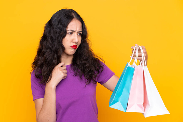 Spagnolo donna cinese con shopping bag su sfondo isolato con espressione triste
 - Foto, immagini