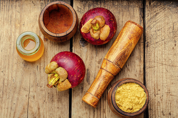 Healing fruit mangosteen in alternative medicine, mangosteen tinktuura
 - Valokuva, kuva
