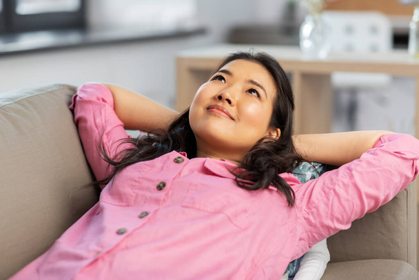 asian woman lying on sofa and dreaming at home - Foto, Imagem