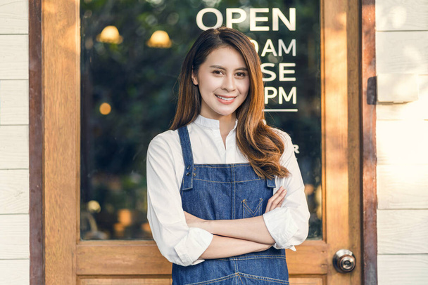 Asyalı küçük işletme sahibi ellerini çapraz yapıp kahve dükkanının önünde "Welcome Open" a katılıyor, kafeterya ile başlıyor, açık ve kapalı etiket konsepti kuruluyor - Fotoğraf, Görsel