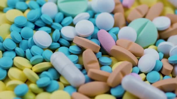 Pillen in verschiedenen Formen Farben auf gelb blaue Nahrungsergänzungsmittel gestreut - Filmmaterial, Video