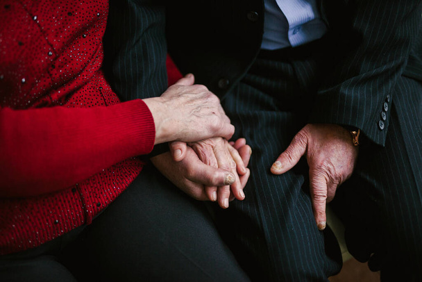 старые бабушка и дедушка осторожно держаться за руки
 - Фото, изображение