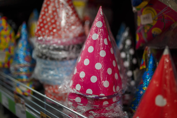 İzmail, Ukrayna - Aralık 2019. Markette ya da alışveriş merkezinde doğum günü kartı konileri ya da şapkaları olan raflar. Yumuşak odaklı çekim.  - Fotoğraf, Görsel