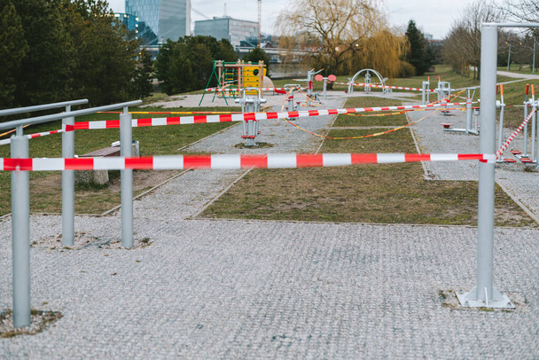 Litvanya 'da yapılan COVID-19 karantinası nedeniyle Kaunas' ta spor sahası yasaklandı - Fotoğraf, Görsel