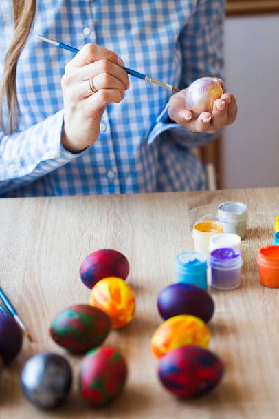 Διακοπές, χειροποίητα και δημιουργία - Κορίτσι αντλεί από το αυγό του Πάσχα, close-up. - Φωτογραφία, εικόνα