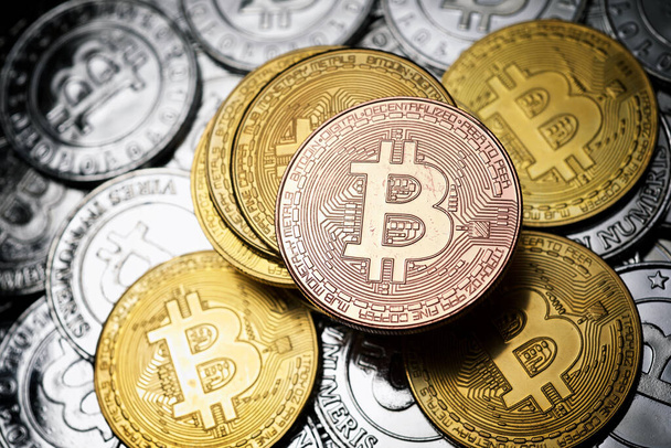 Close-up de um grupo de moedas de bitcoin. - Foto, Imagem