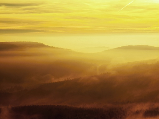 ボヘミアの美しい山で秋の日の出。霧からの丘のピークの増加. - 写真・画像