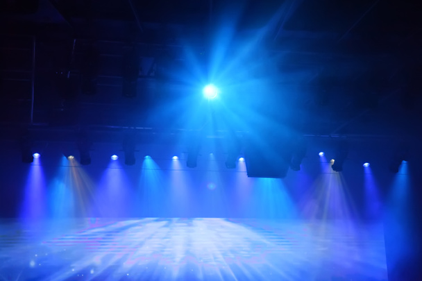 Bühnenscheinwerfer mit Laserstrahlen - Foto, Bild