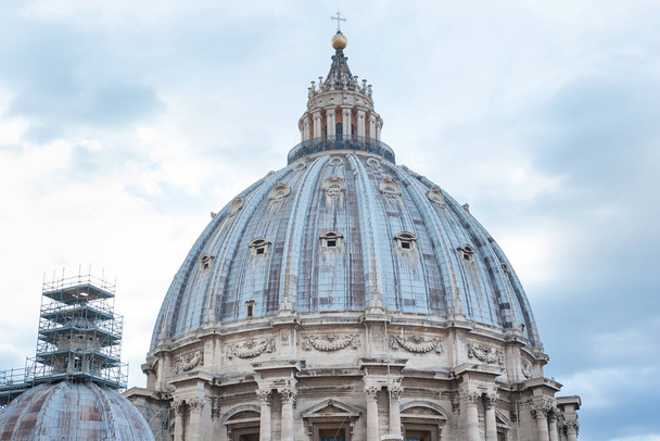 VATİKAN ŞEHRİ, VATİKAN - 05 Ekim 2018: St. Peter Bazilikası, dünyanın en büyük Hıristiyanlık Bazilikası, Roma, İtalya - Fotoğraf, Görsel