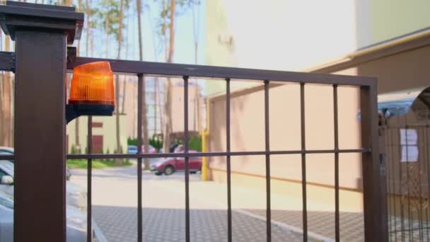 Автоматичні проїзні ворота закриваються в приватному будинку з спалахом. вхід і вихід з двору
 - Кадри, відео