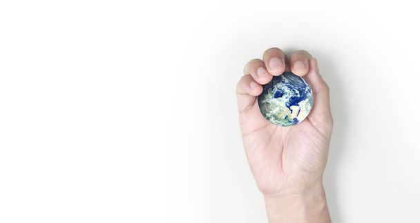 Globe, terre dans la main humaine, tenant notre planète rayonnante. Image de la Terre fournie par Nasa - Photo, image