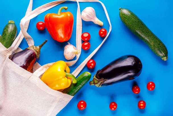 Świeże warzywa organiczne, słodka papryka, pomidory wiśniowe, bakłażany, ogórek, czosnek, cukinia - Zdjęcie, obraz