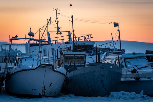 viejo barco abandonado en el puerto de Khoujir por el invierno, lago Baikal, isla de Olkhon, Siberia, Rusia
. - Foto, Imagen