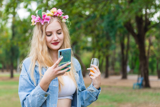 美しい若い女性は、携帯電話で彼女の友人にメッセージをテキスト - 写真・画像