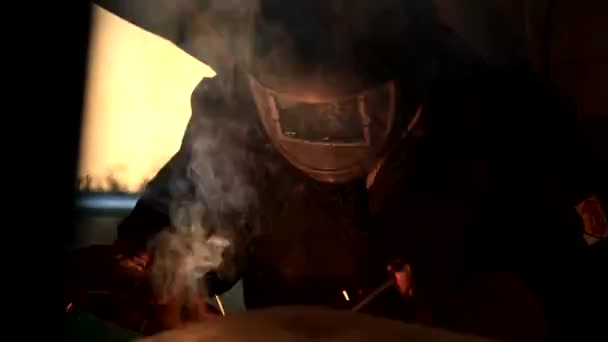 συγκολλητής συγκολλεί ένα σωλήνα αερίου σε ειδικά ρούχα - Πλάνα, βίντεο