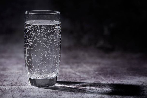 Bicchiere di acqua frizzante su fondo grigio
 - Foto, immagini