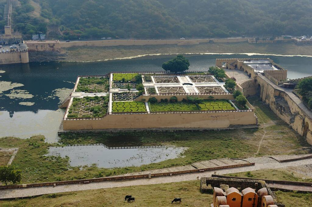 Jaipur, India - 11 novembre 2019: Il giardino recintato al largo del Forte di Ambra
 - Foto, immagini